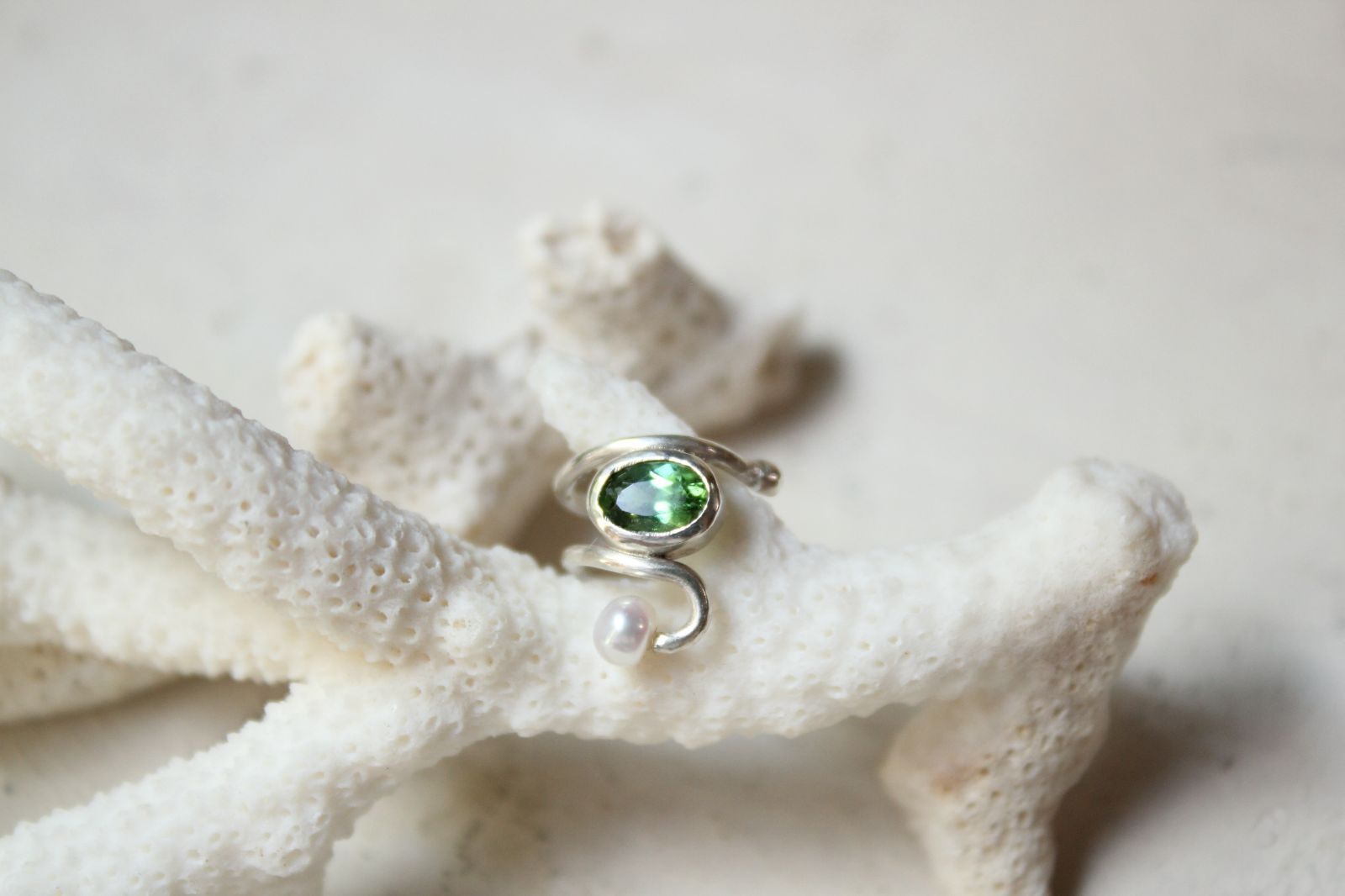 グリーントルマリンと淡水パールのイヤーカフ SV