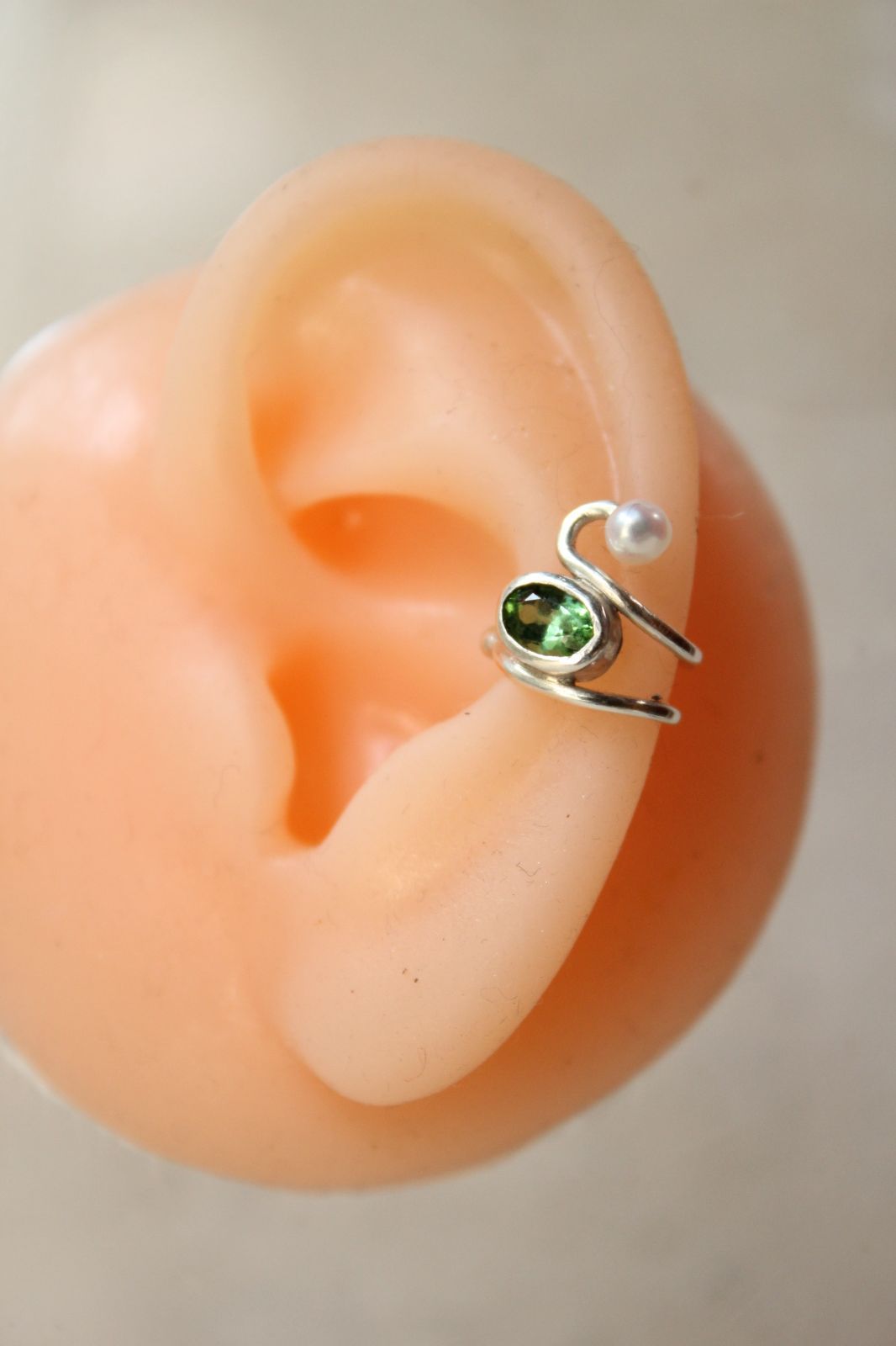 グリーントルマリンと淡水パールのイヤーカフ