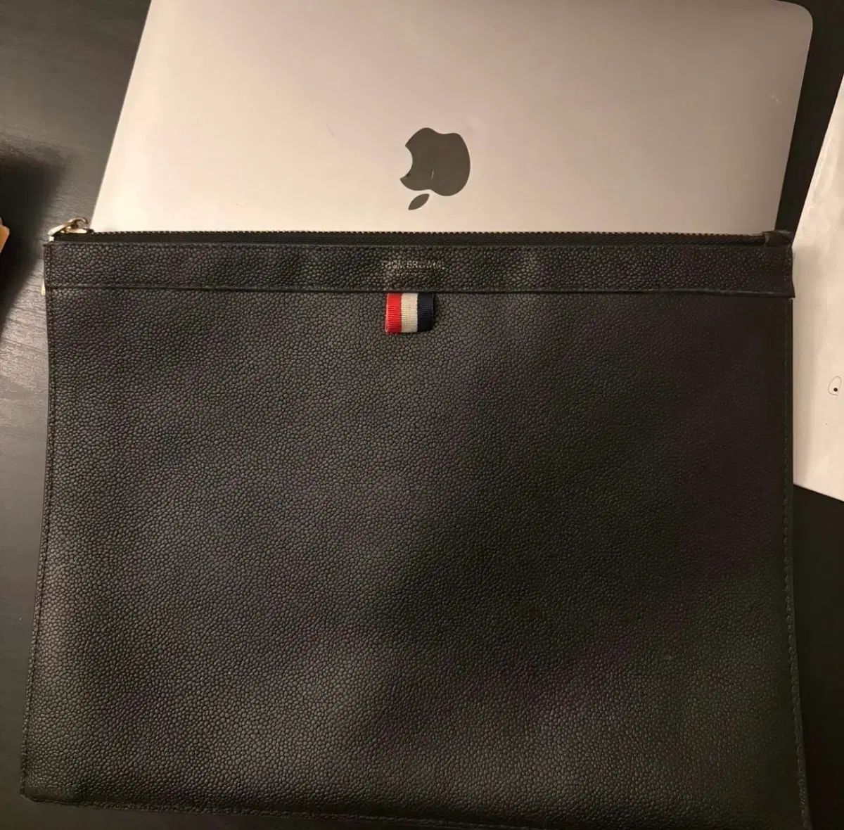 トム ブラウン クラッチバッグ m サイズ