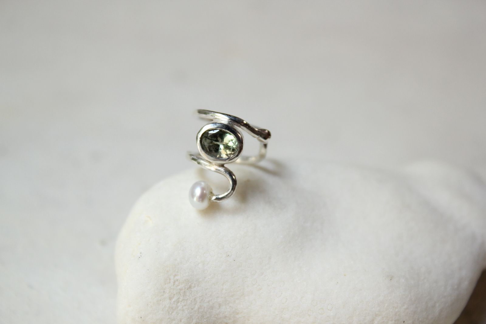 ゾイサイトと淡水パールのイヤーカフ SV 950 azur