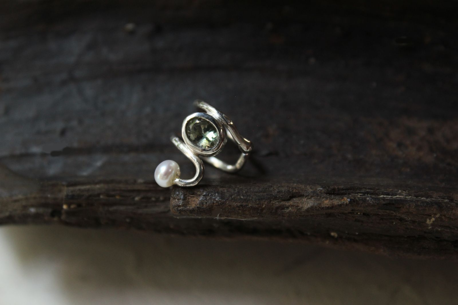 ゾイサイトと淡水パールのイヤーカフ