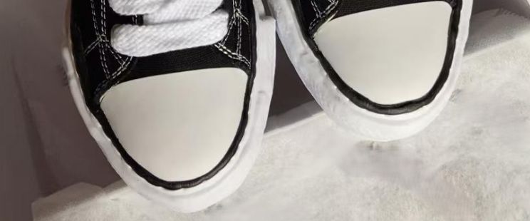 シンプルでスタイリッシュな白黒 の厚底スニーカー