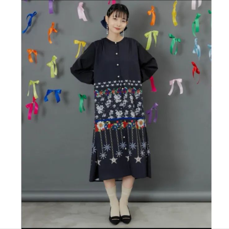 iS ScoLar 冬のオーナメント 花柄 前開きワンピース