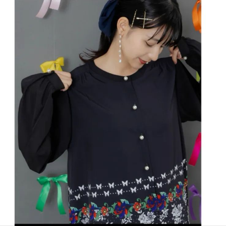 iS ScoLar 冬のオーナメント 花柄 前開きワンピース