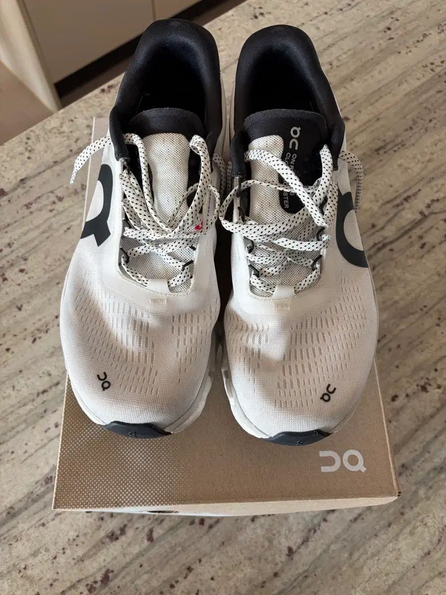 オン ランニング クラウド 白