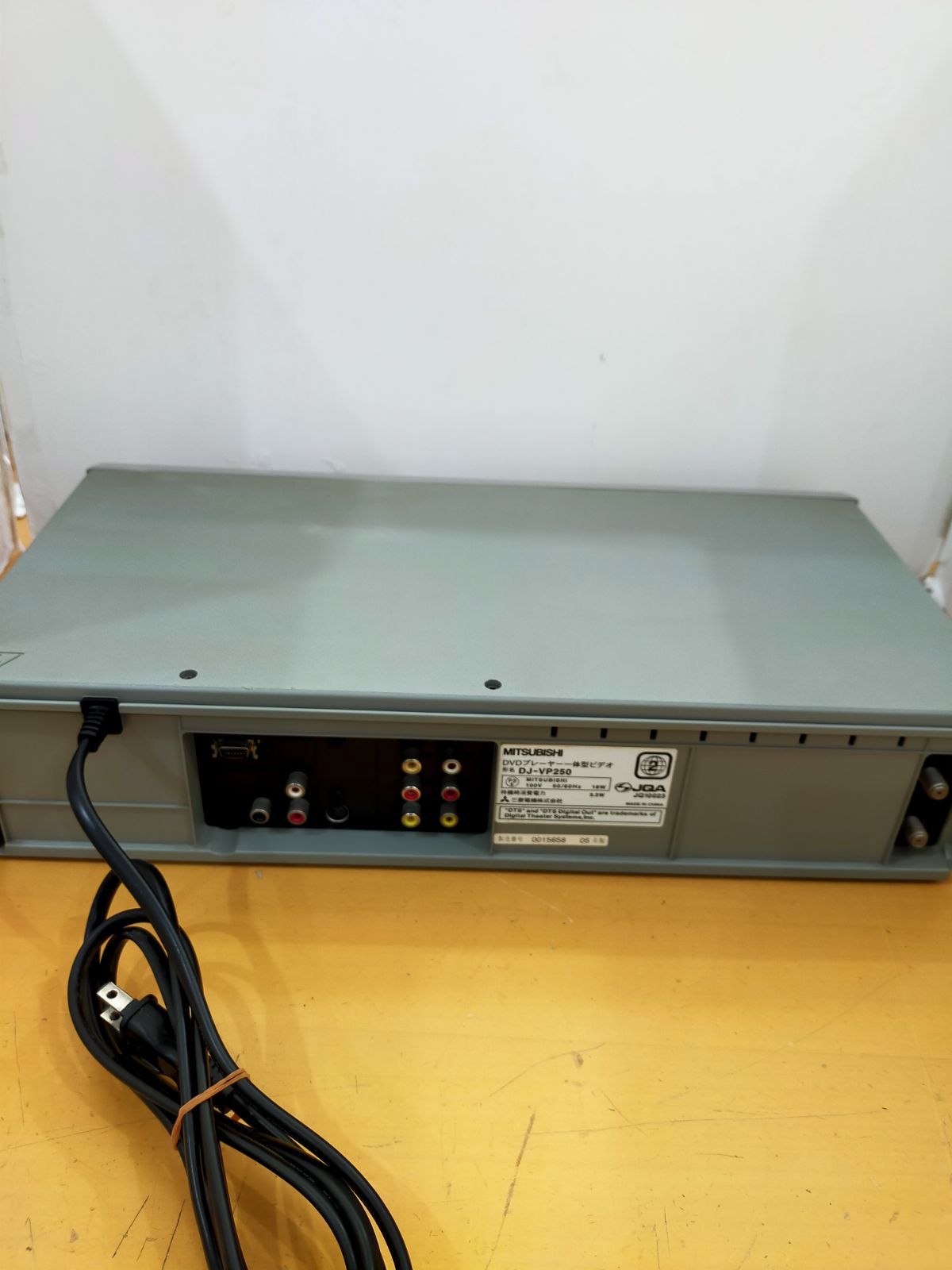 B02 MITSUBISHI DVDプレーヤー一体型ビデオ DJ-VP250 ジャンク品