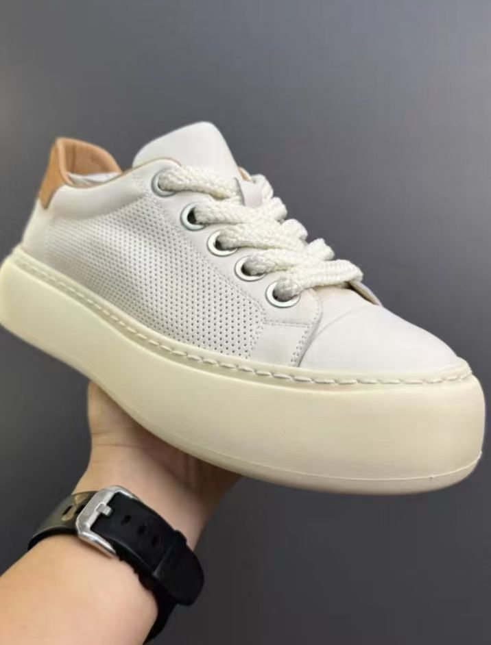 シンプルでスタイリッシュな白黒カラーの厚底スニーカー