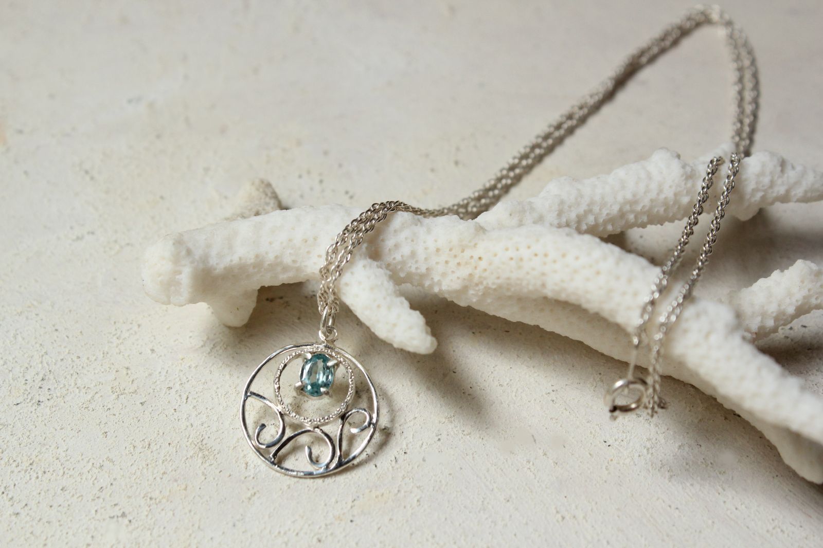 ブルームーンストーンのネックレス silver