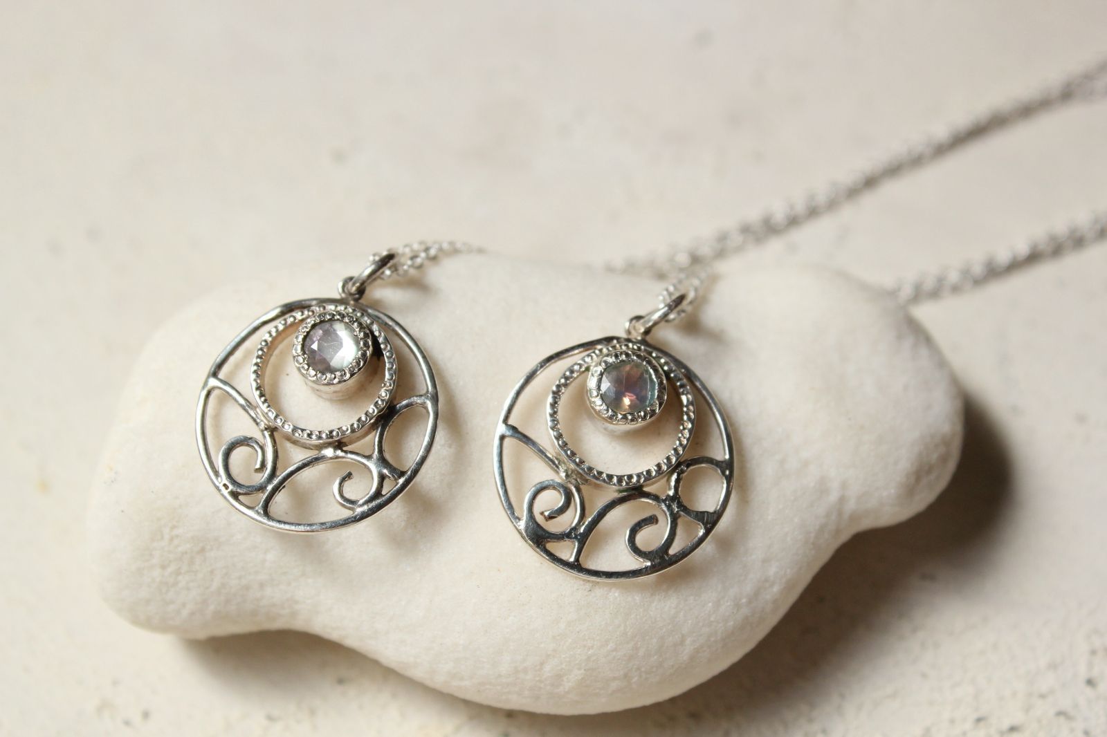 ブルームーンストーンのネックレス