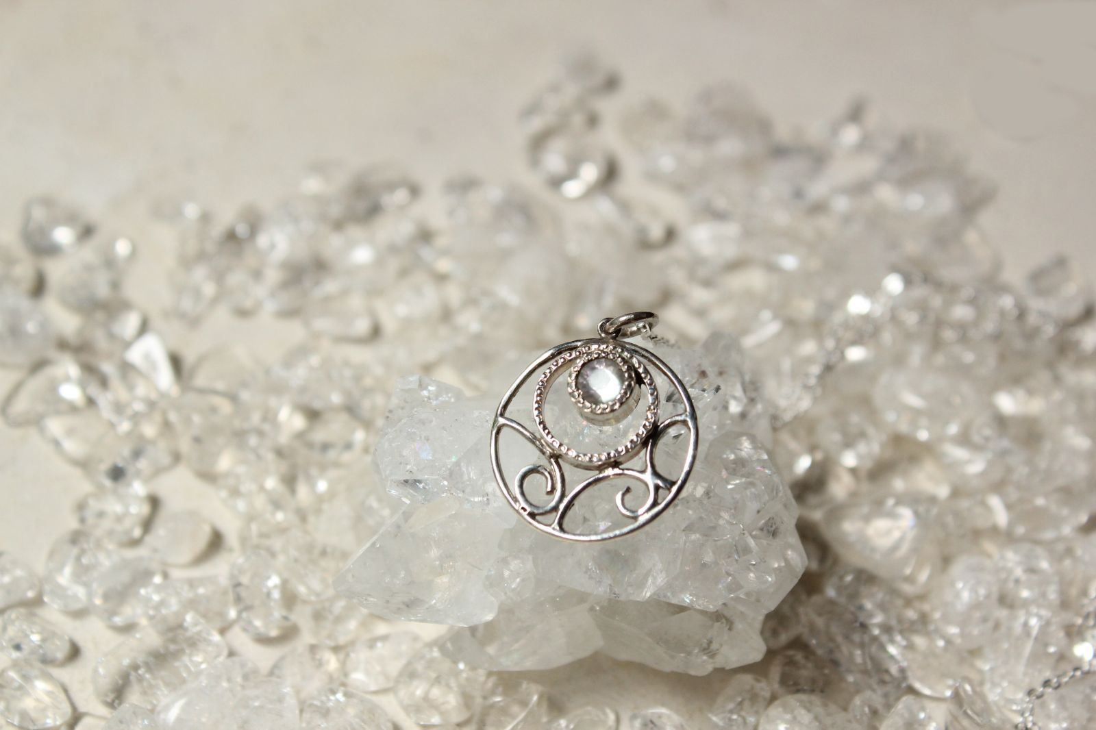 ブルームーンストーンのネックレス