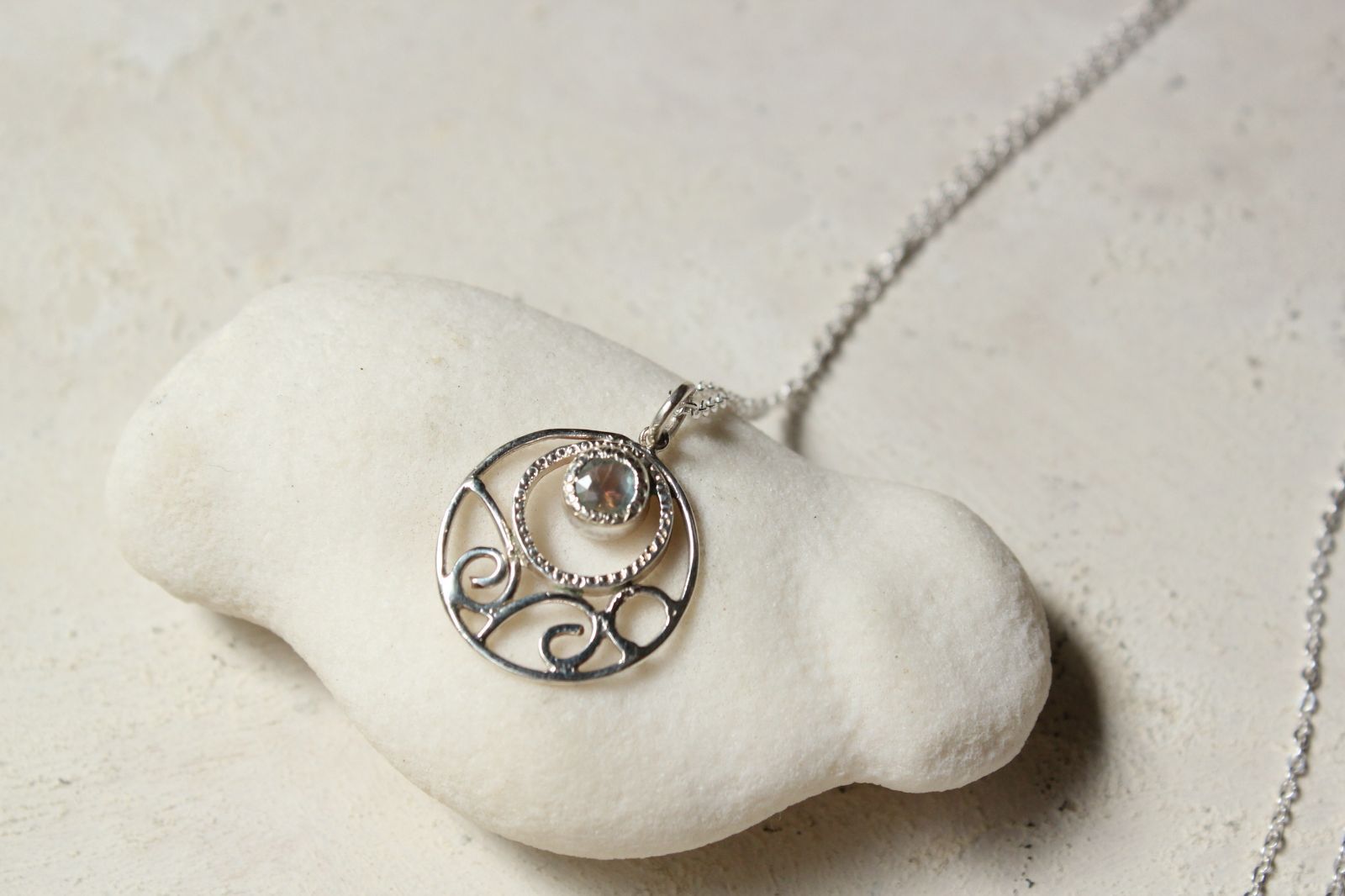 ブルームーンストーンのネックレス silver