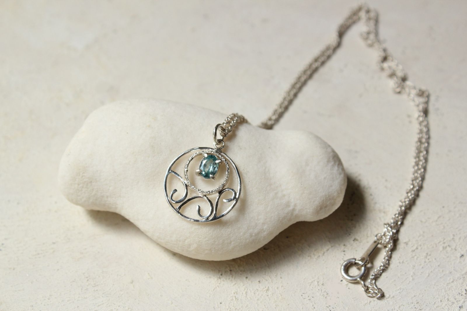 ブルームーンストーンのネックレス silver