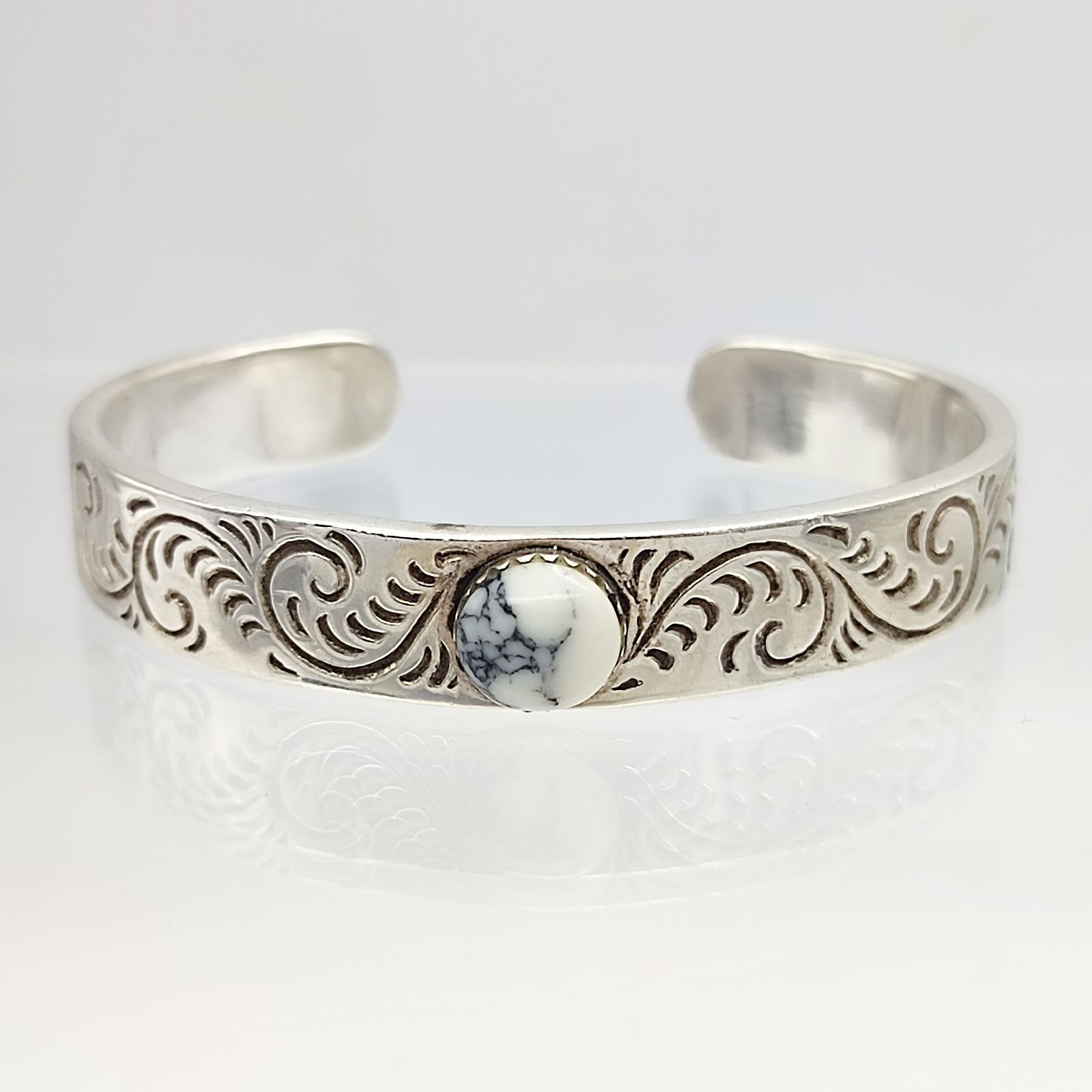 インディアンジュエリー　 ホワイトバッファロー　シルバーバングル 美品】インディアンジュエリー ホワイトバッファロー デザインバングル