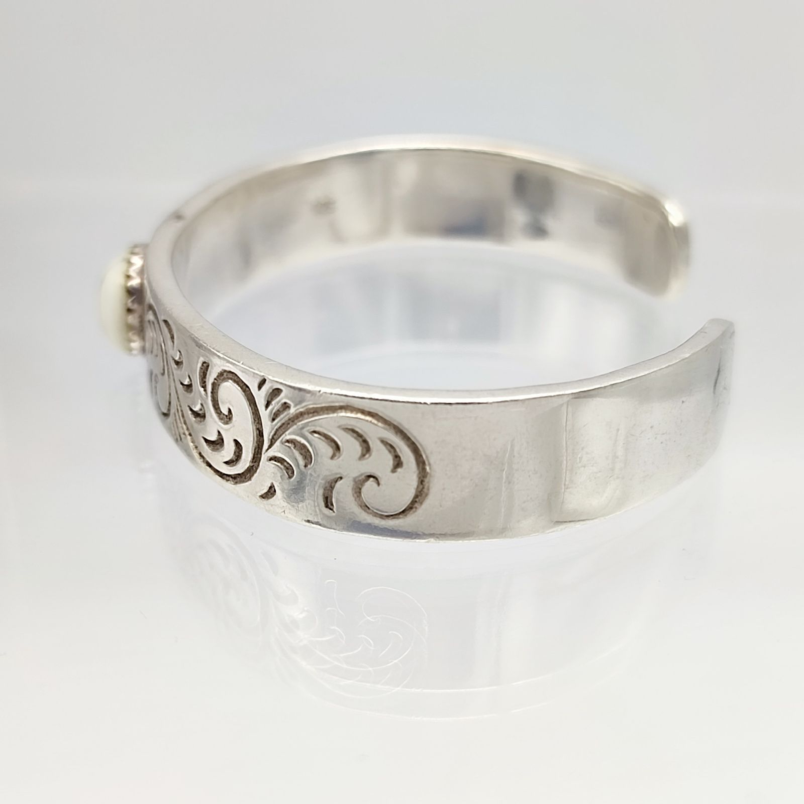 美品】インディアンジュエリー ホワイトバッファロー デザインバングル