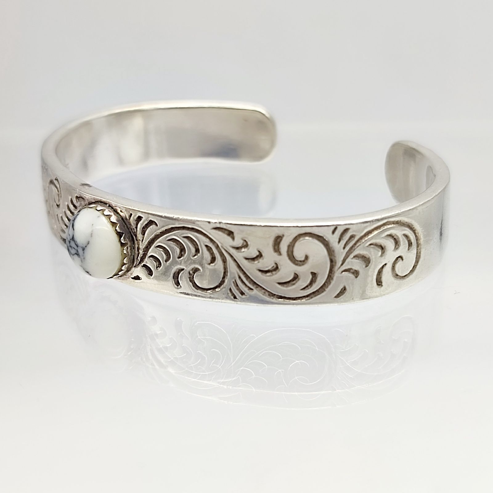 美品】インディアンジュエリー ホワイトバッファロー デザインバングル