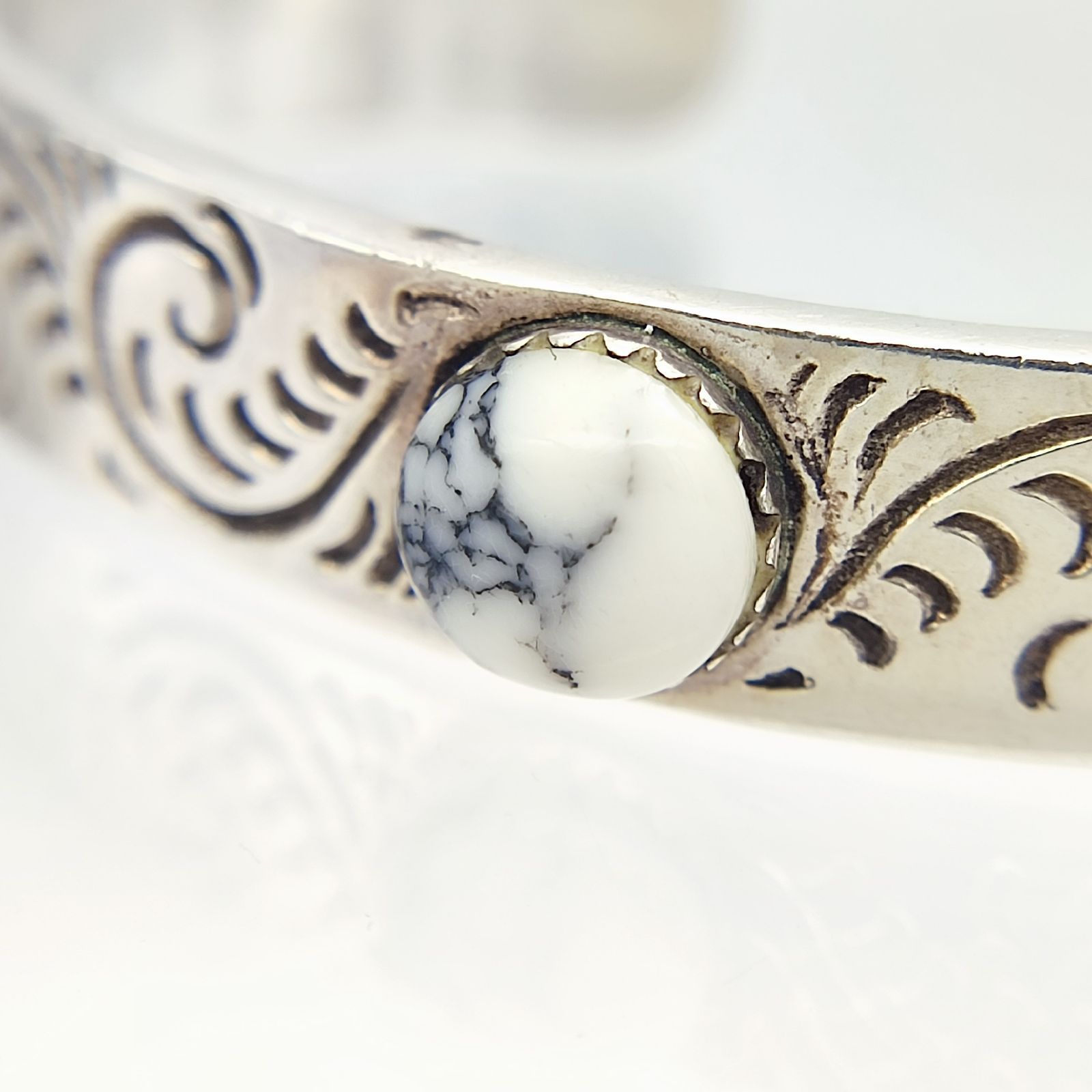 美品】インディアンジュエリー ホワイトバッファロー デザインバングル