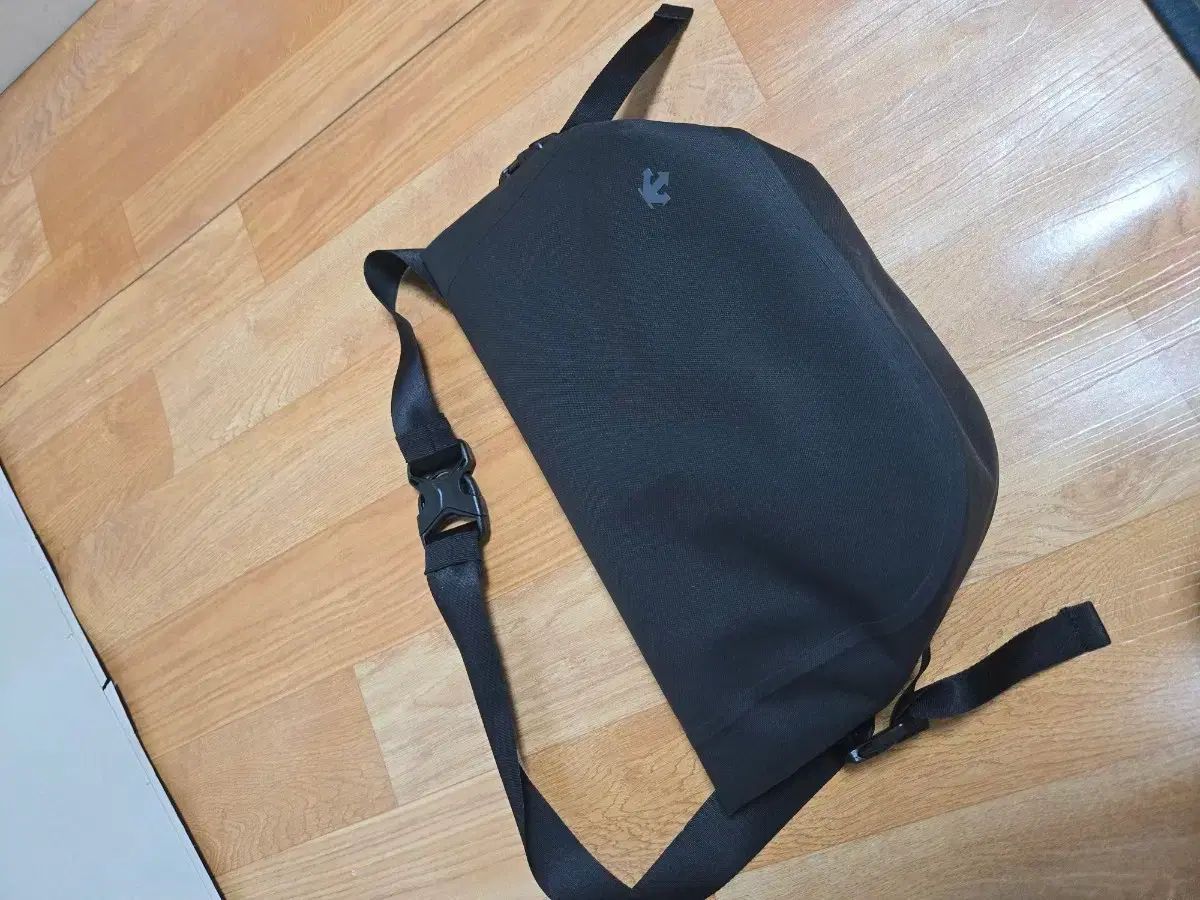 新品 DESCENTE ブラック ボディバッグ DOAWJA51 日本版バージョン 日本 