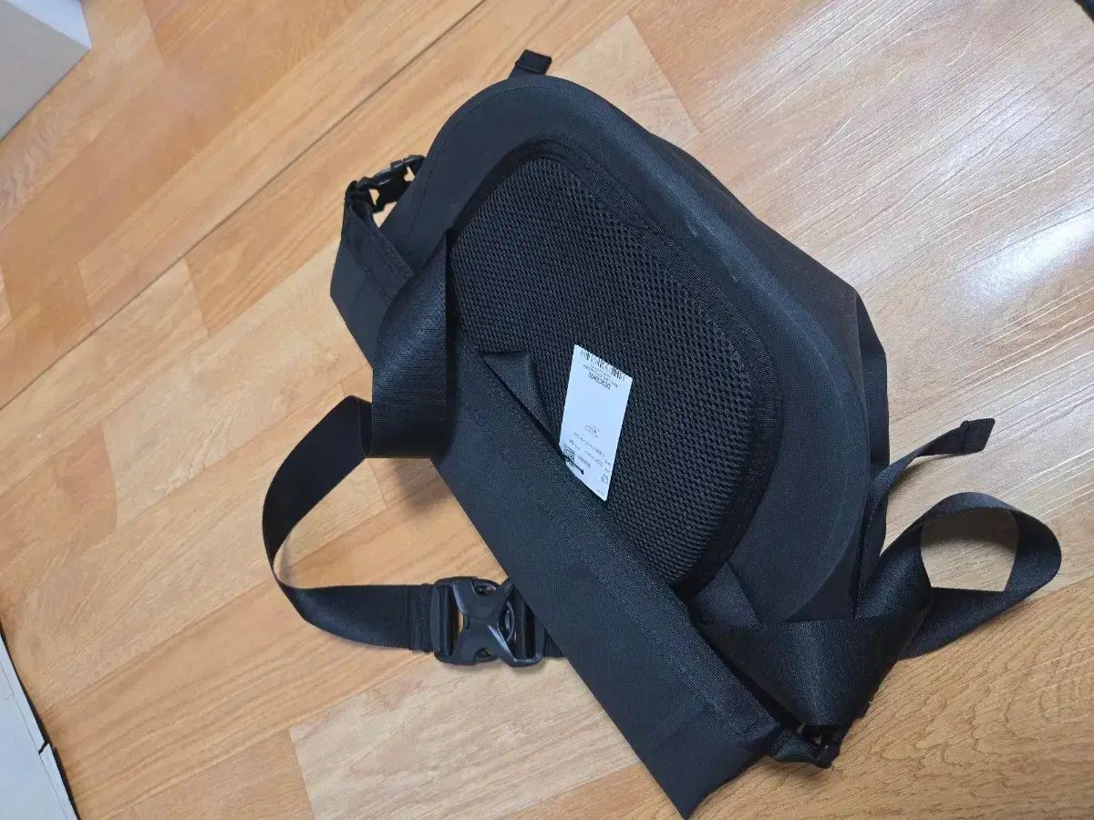 新品 DESCENTE ブラック ボディバッグ DOAWJA51 日本版バージョン 日本 