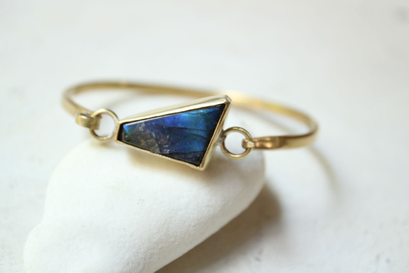 ラブラドライトの真鍮バングル