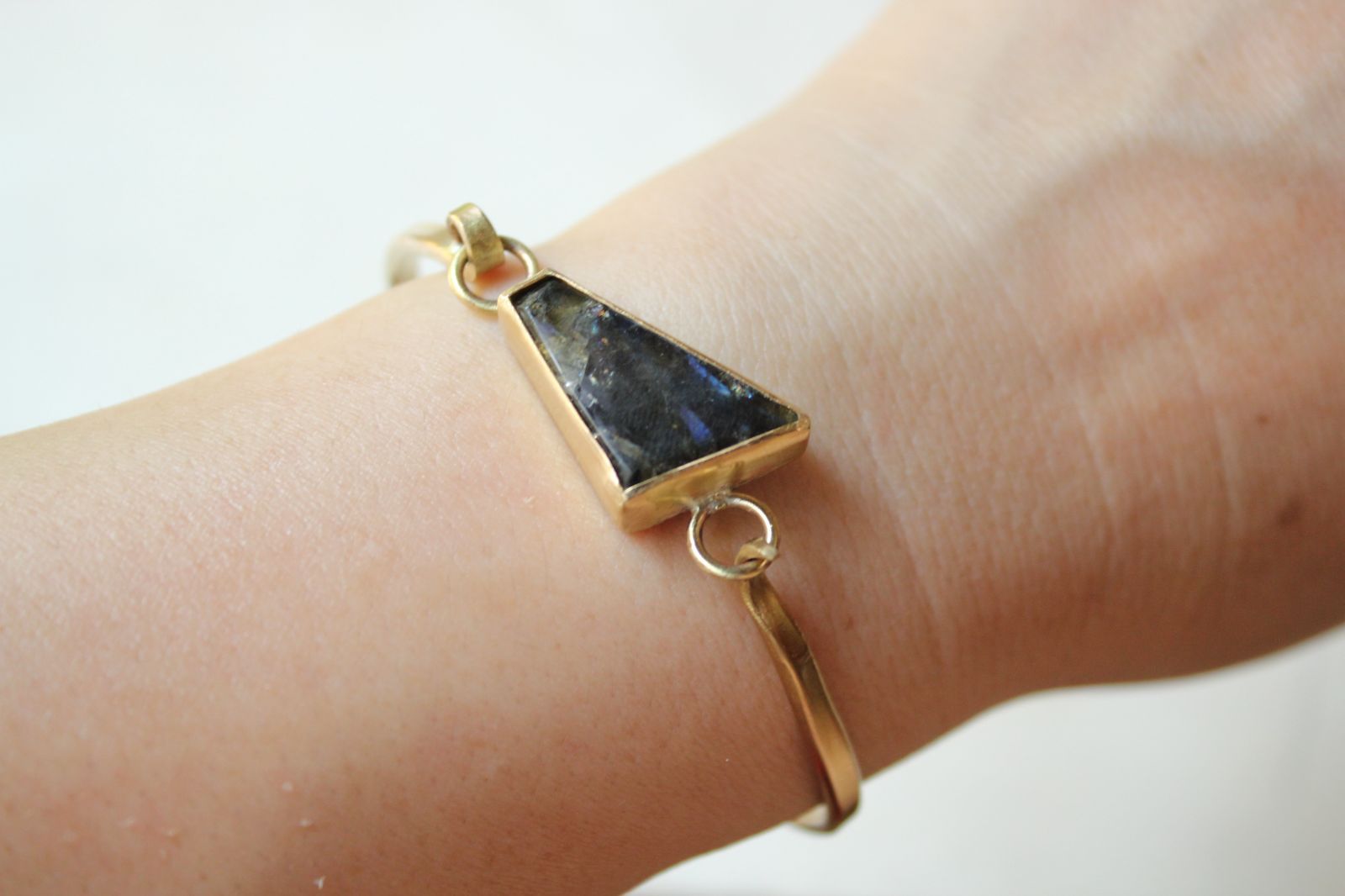 ラブラドライトの真鍮バングル