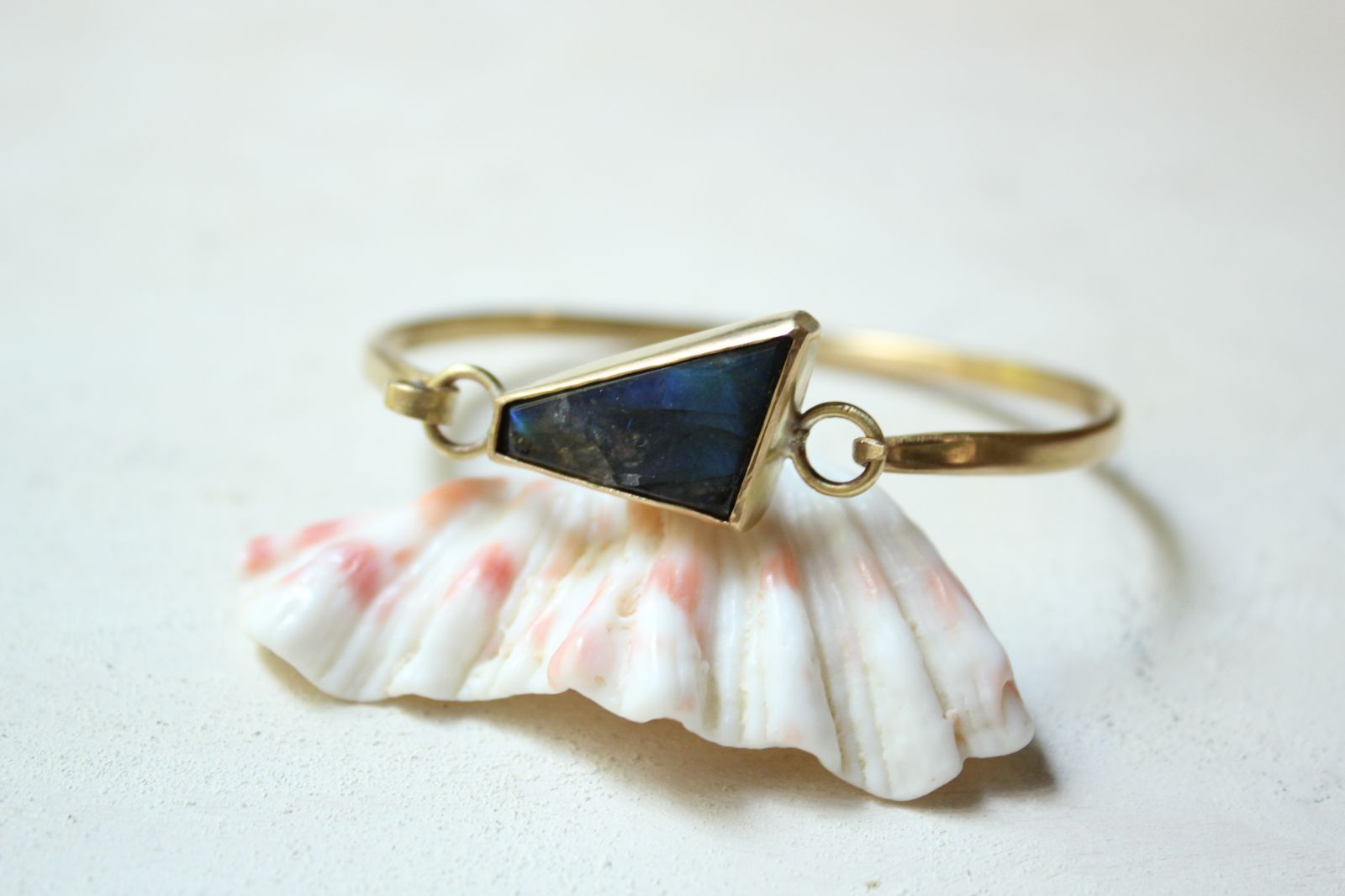 ラブラドライトの真鍮バングル|azur