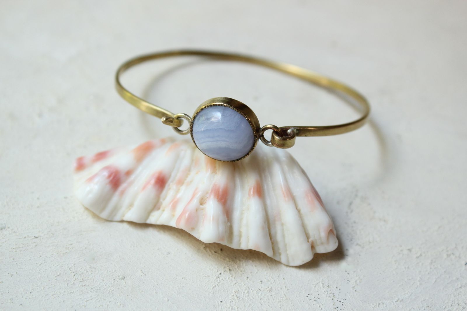 ブルーレースアゲートの真鍮バングル azur