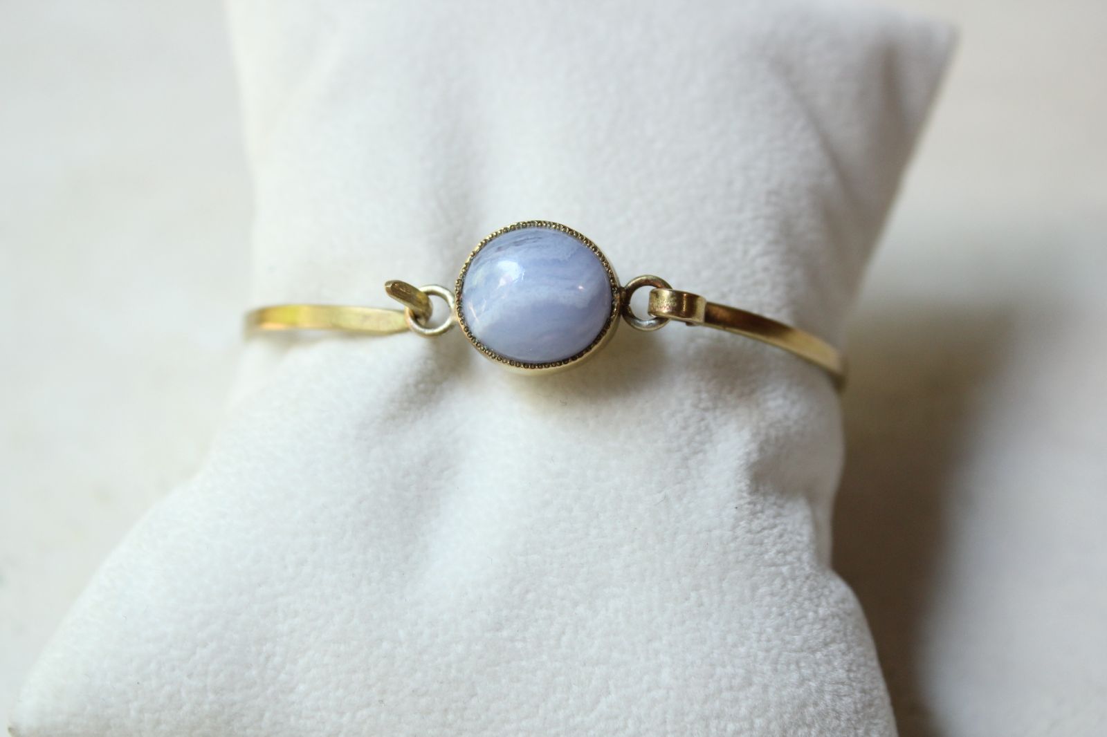 ブルーレースアゲートの真鍮バングル azur