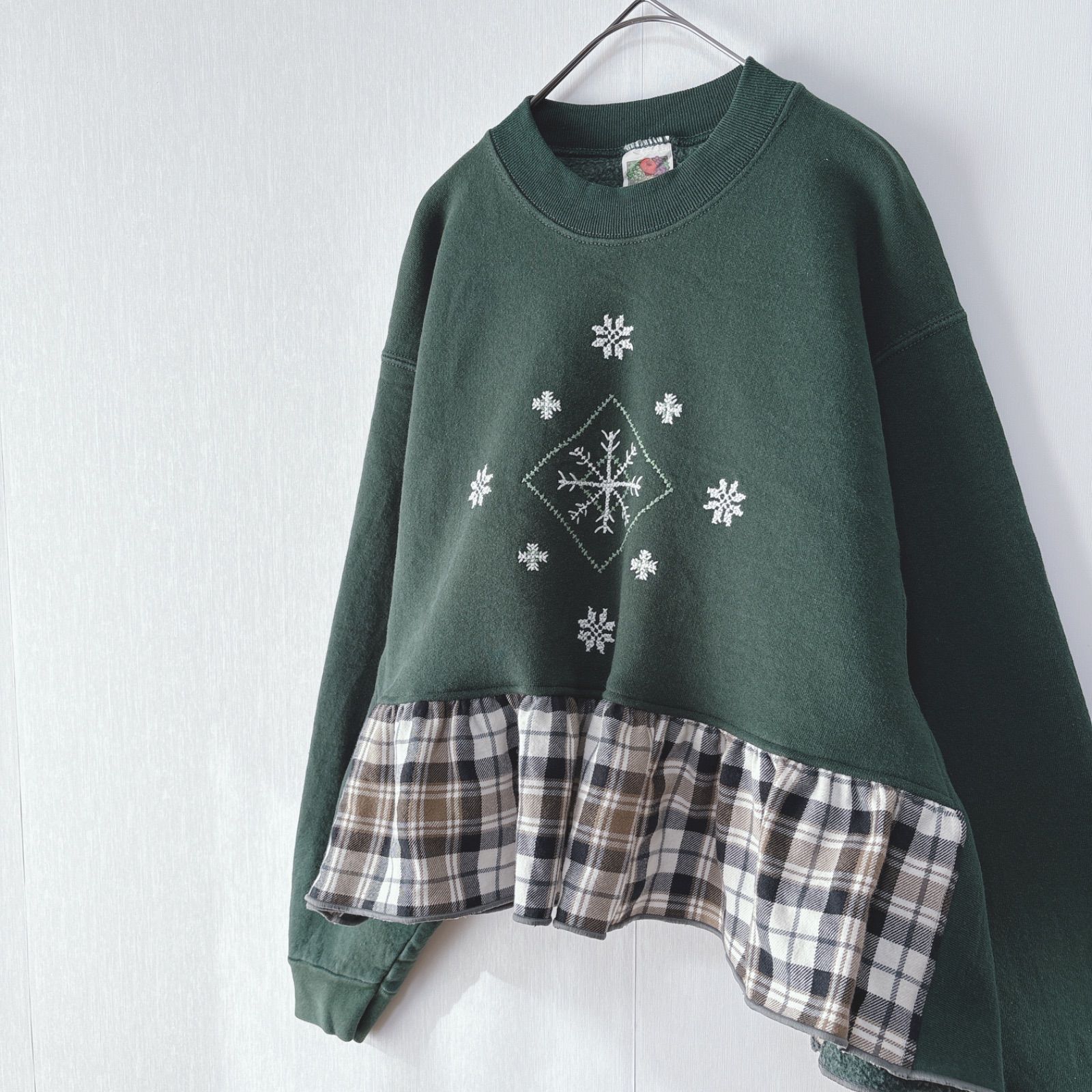 古着リメイクスウェット 雪刺繍 裏起毛トレーナー チェック柄フリル 異 
