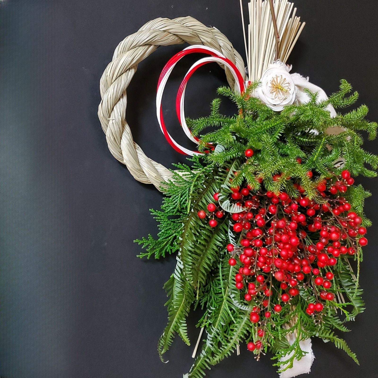  取り置き 南天に日陰葛と小羊歯を添えて サイズ大きめ しめ縄 注連縄 お正月飾り しめ飾り 水引 しめ縄 しめ飾り フラワー リース