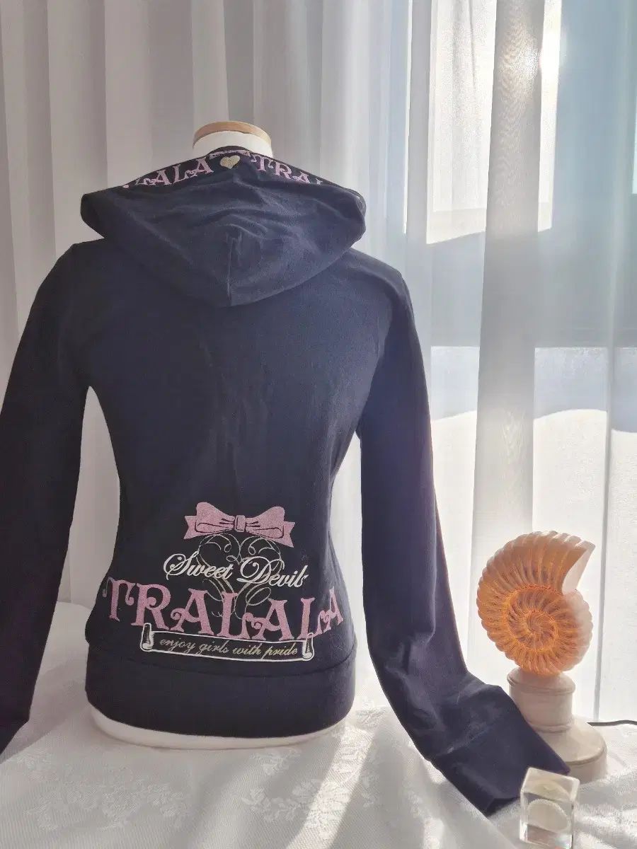  教 版 トラララ tralala グリッター レタリング WHO ジップアップ パーカー トップス