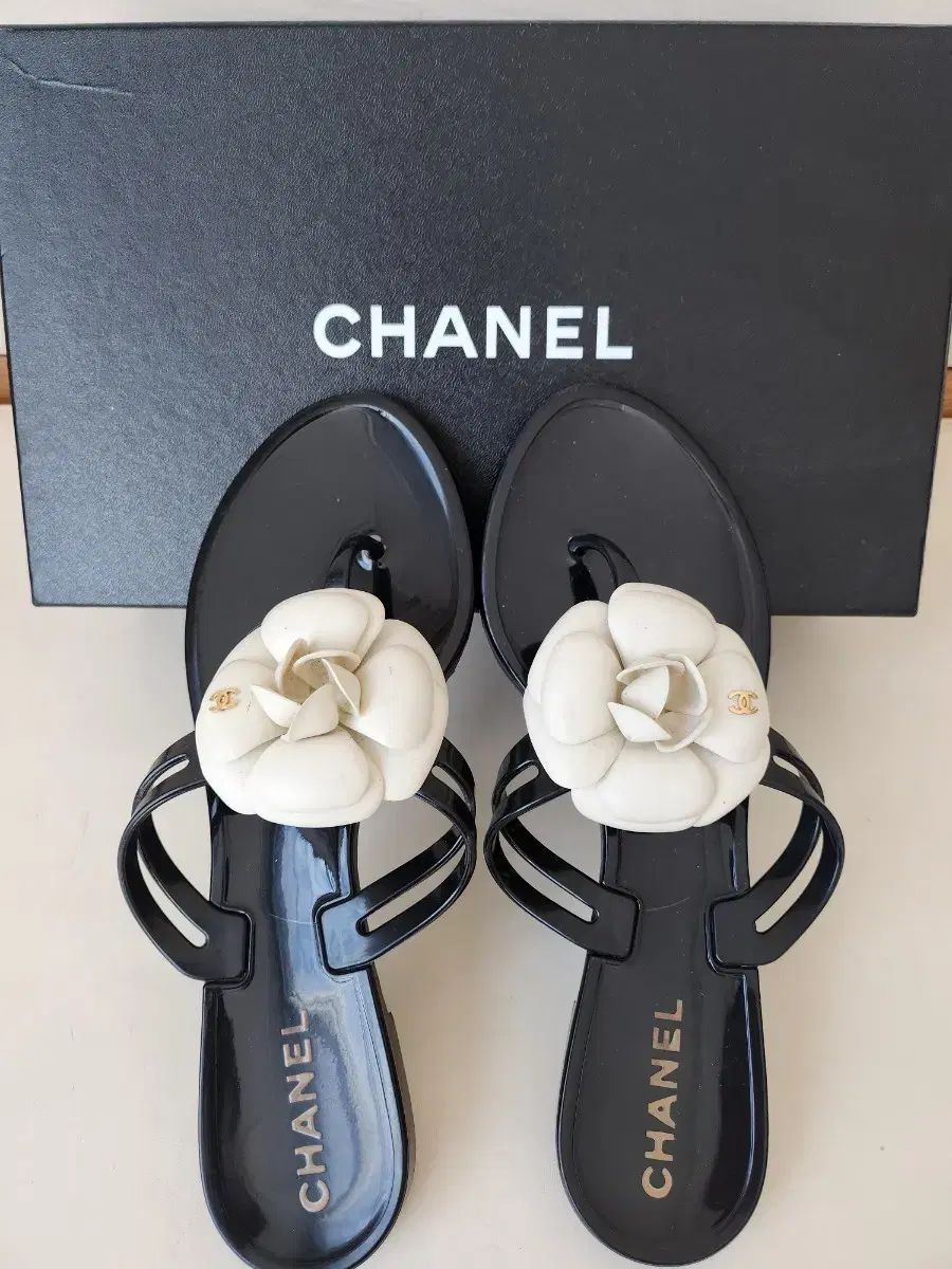 美品・シャネル・ビーチサンダル・カメリアブラック38 CHANEL（シャネル） カメリア ココマーク トングサンダル ビーチ