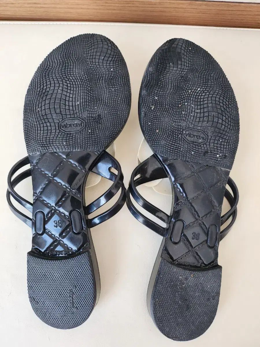 CHANEL カメリアビーチサンダル【38】 シャネルカメリア ビーチサンダル 38 サイズ - メルカリ