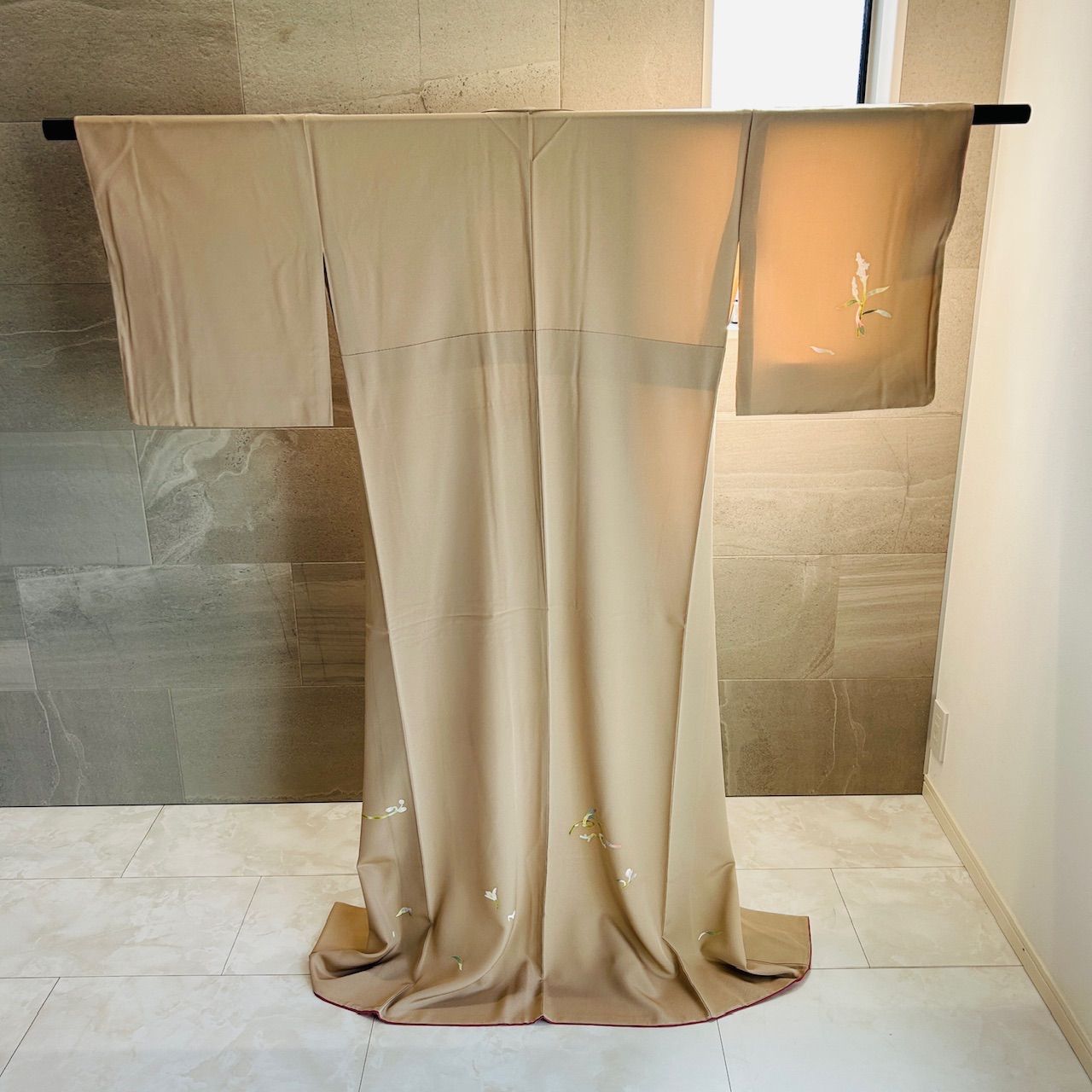 糸付き 着物 付け下げ 落款 百貫石峰 ベージュ系 管理番号