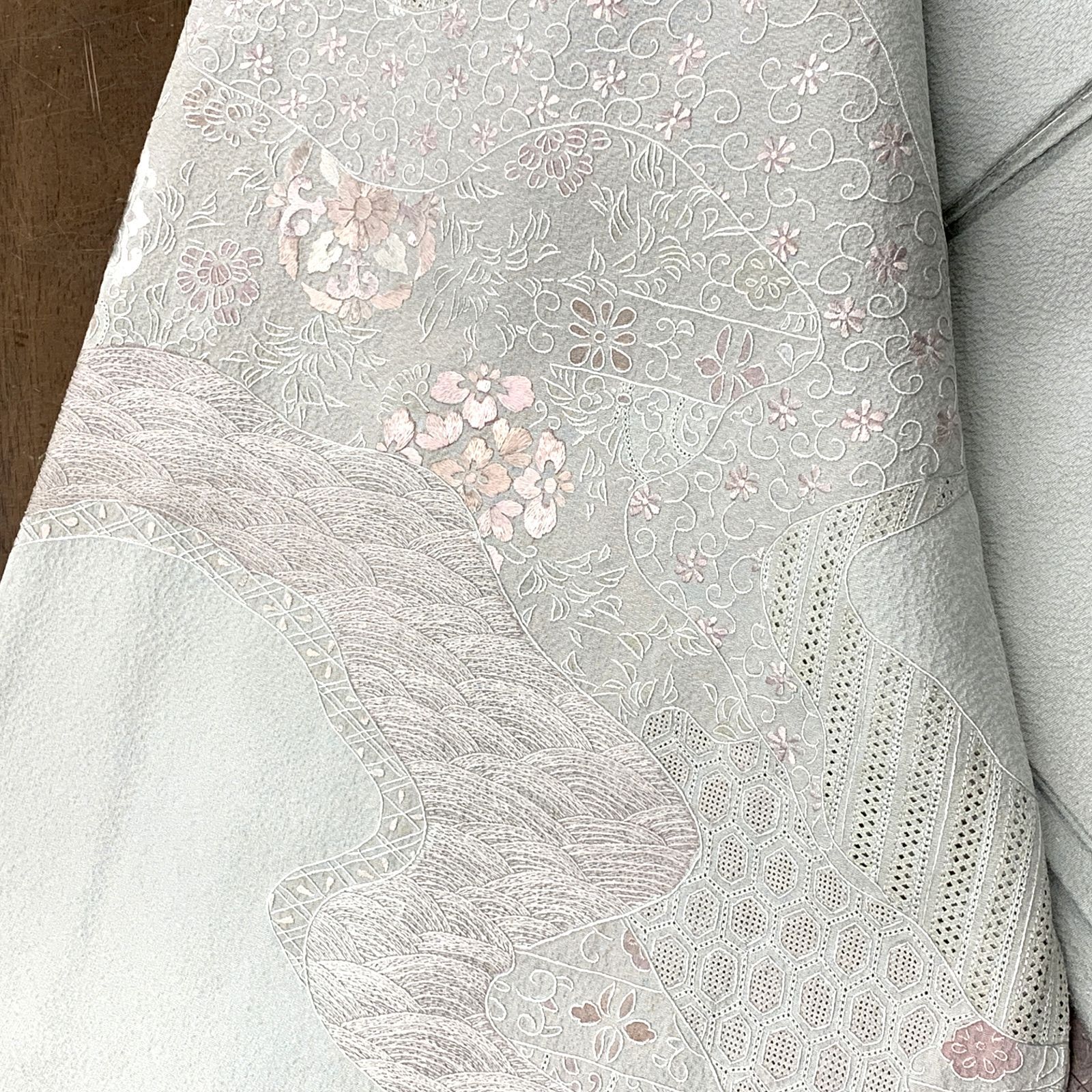  和装 着物 色留袖 蘇州刺繍 淡いグリーン系 家紋入り 身丈 約153㎝ YMT 12-055-07-60 色留袖 着物