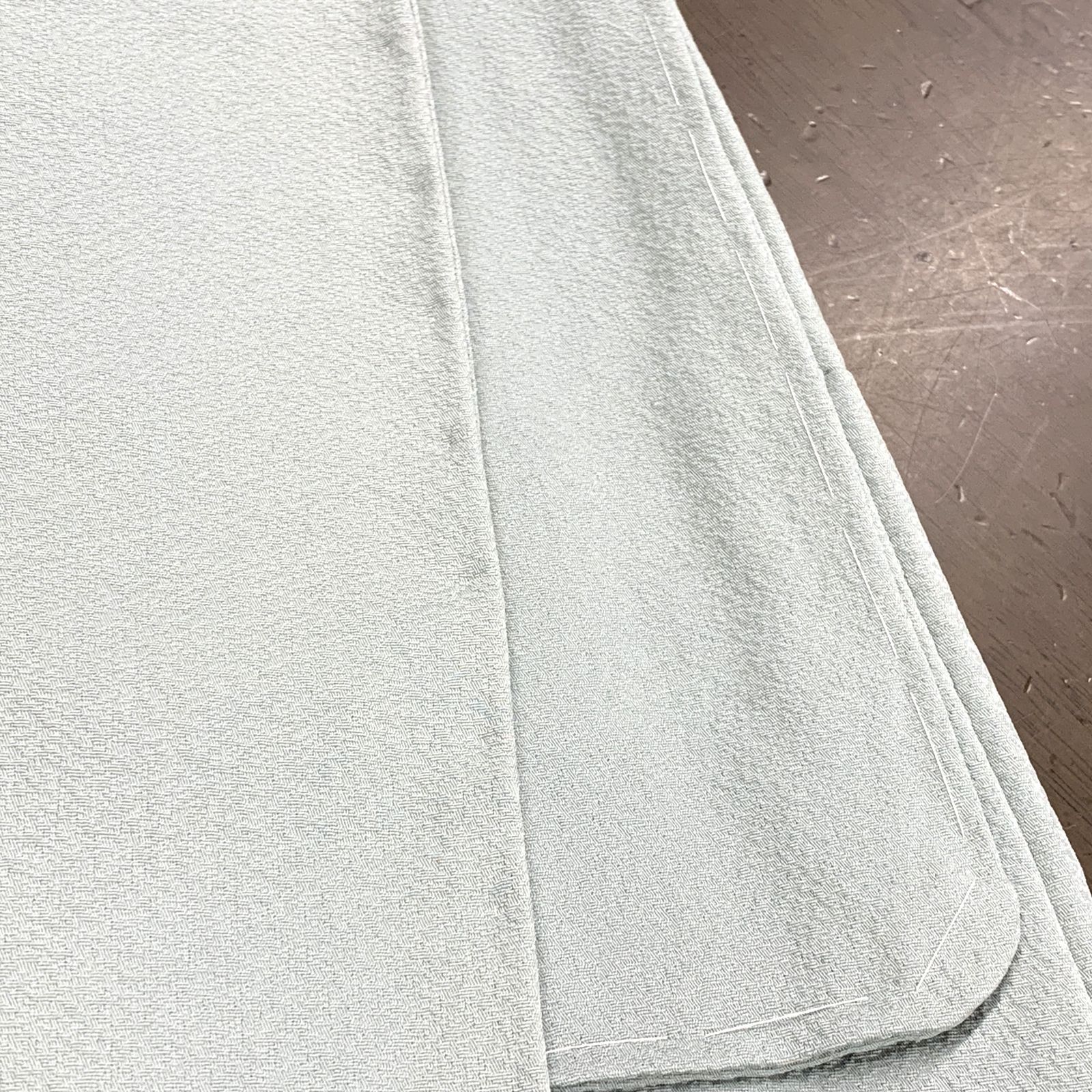 淡いグリーン系