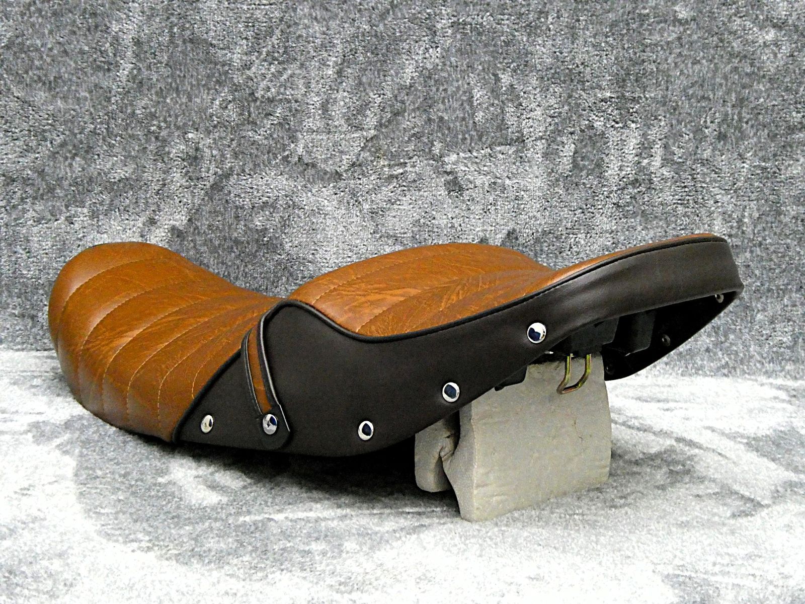 ゼファー400 初期・前期 鋲打ち 茶ツートン タックロールシート