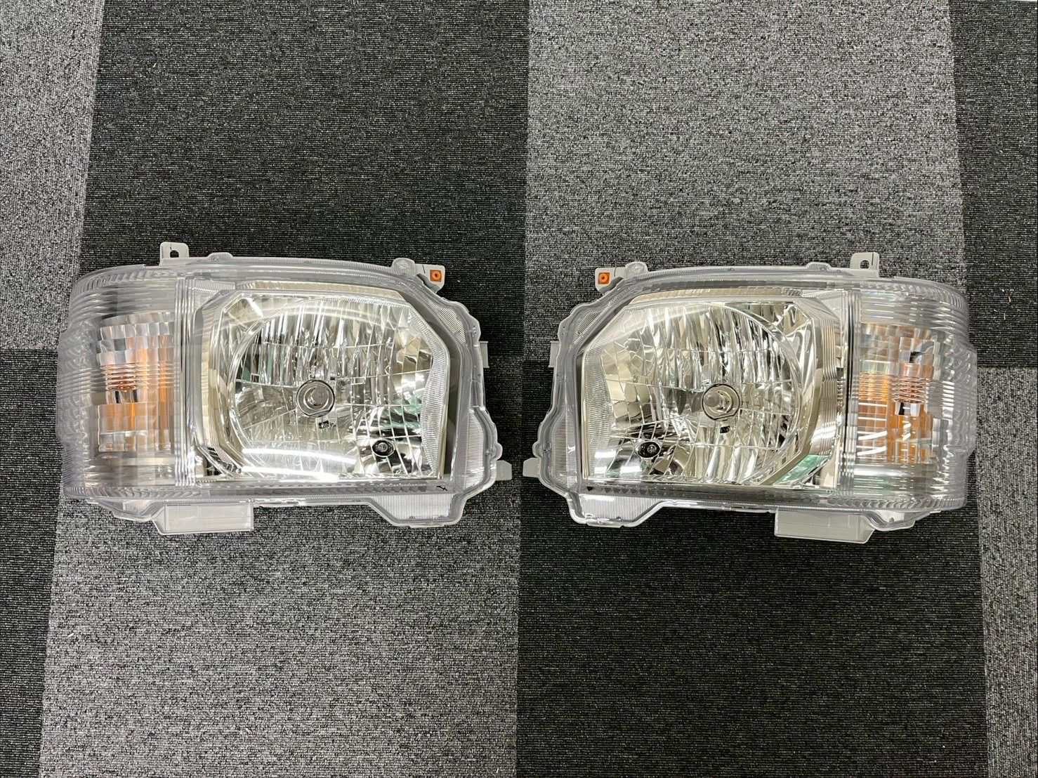 2512-10-02 トヨタ ハイエース ヘッドライト 左右 左右セット KOITO 26