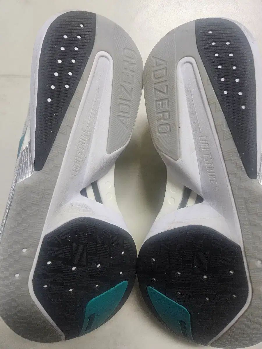 アディダス アディゼロ ボストン13 280 キャンプテーブル 登山靴 トレッキングシューズ 