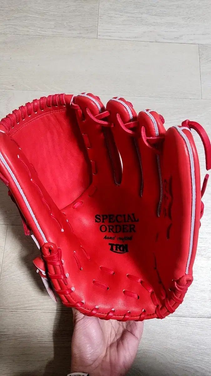 TRNグローブ 選手用 レッド