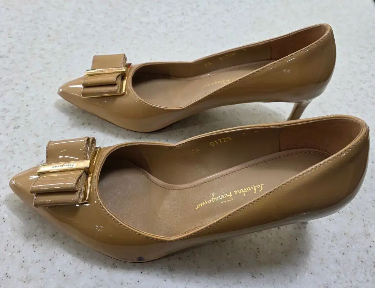 サルヴァトーレ フェラガモ ベージュ リボン パンプス