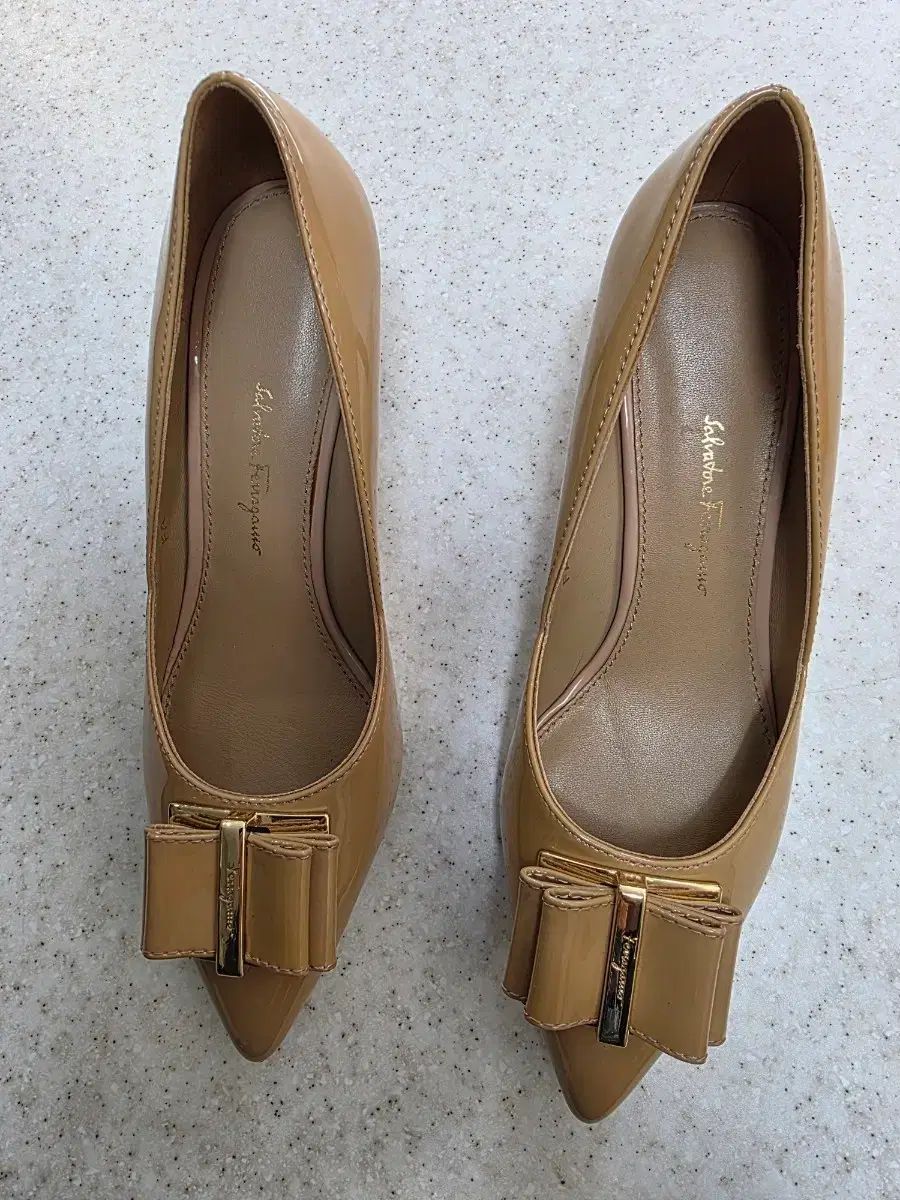 サルヴァトーレ フェラガモ ベージュ リボン パンプス