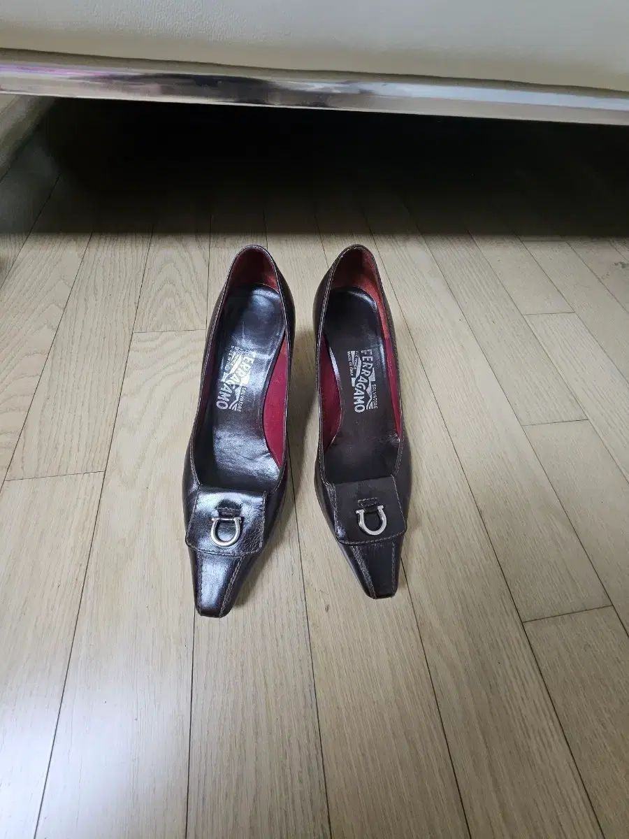 フェラガモ ブラウン レディース パンプス 235