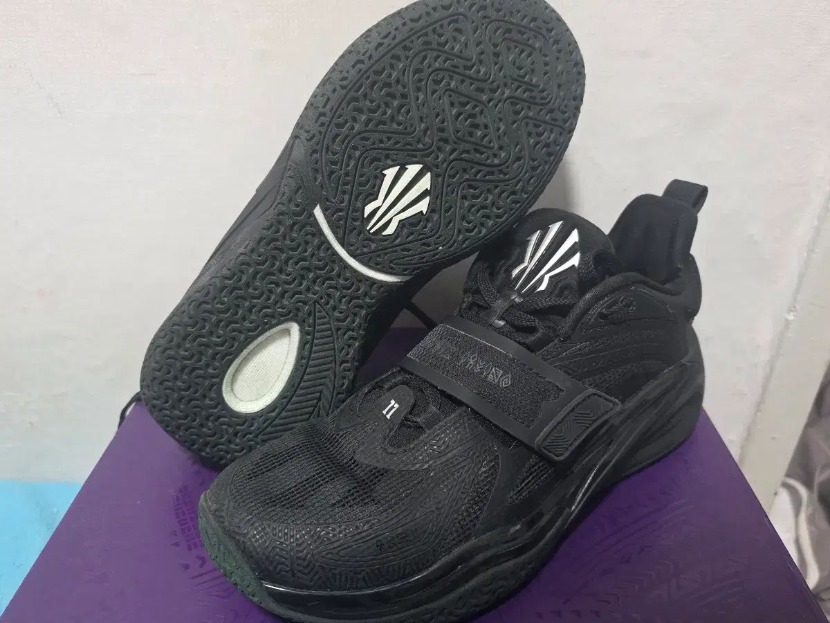 バスケットボールシューズ カイ1 トリプルブラック 260