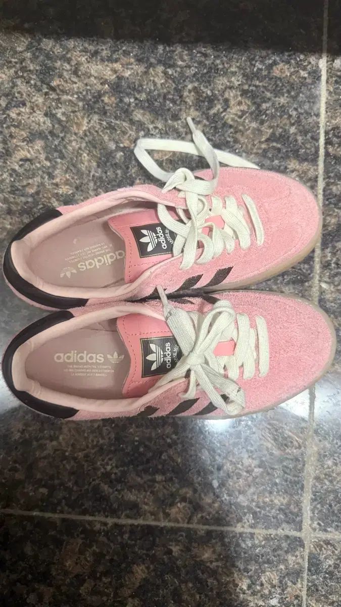 アディダス ピンク スウェード スニーカー