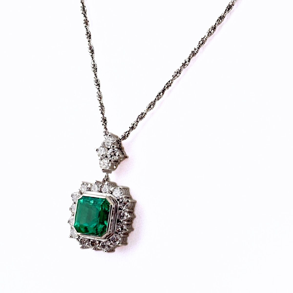 エメラルド デザインネックレス プラチナ ペンダント ダイヤモンド