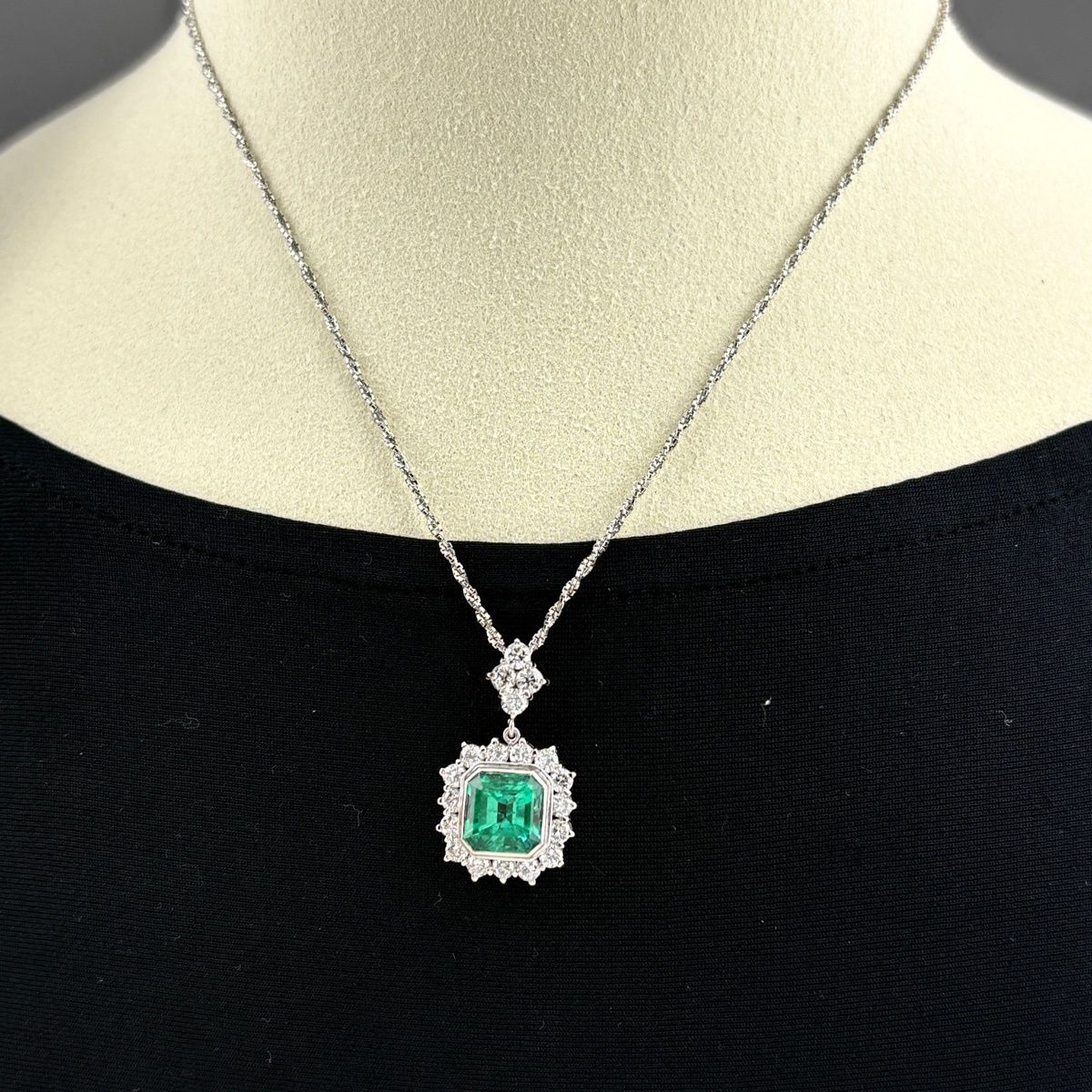 エメラルド デザインネックレス プラチナ ペンダント ダイヤモンド