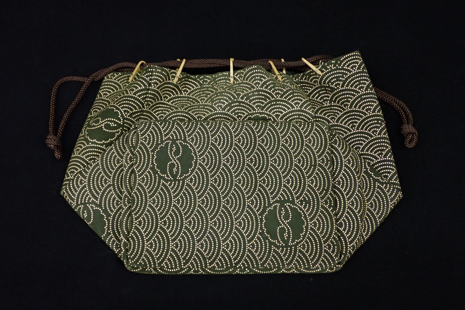 △印傳屋 青海波文 巾着袋△印伝屋/茶緑色/和装バッグ/和装小物 - メルカリ