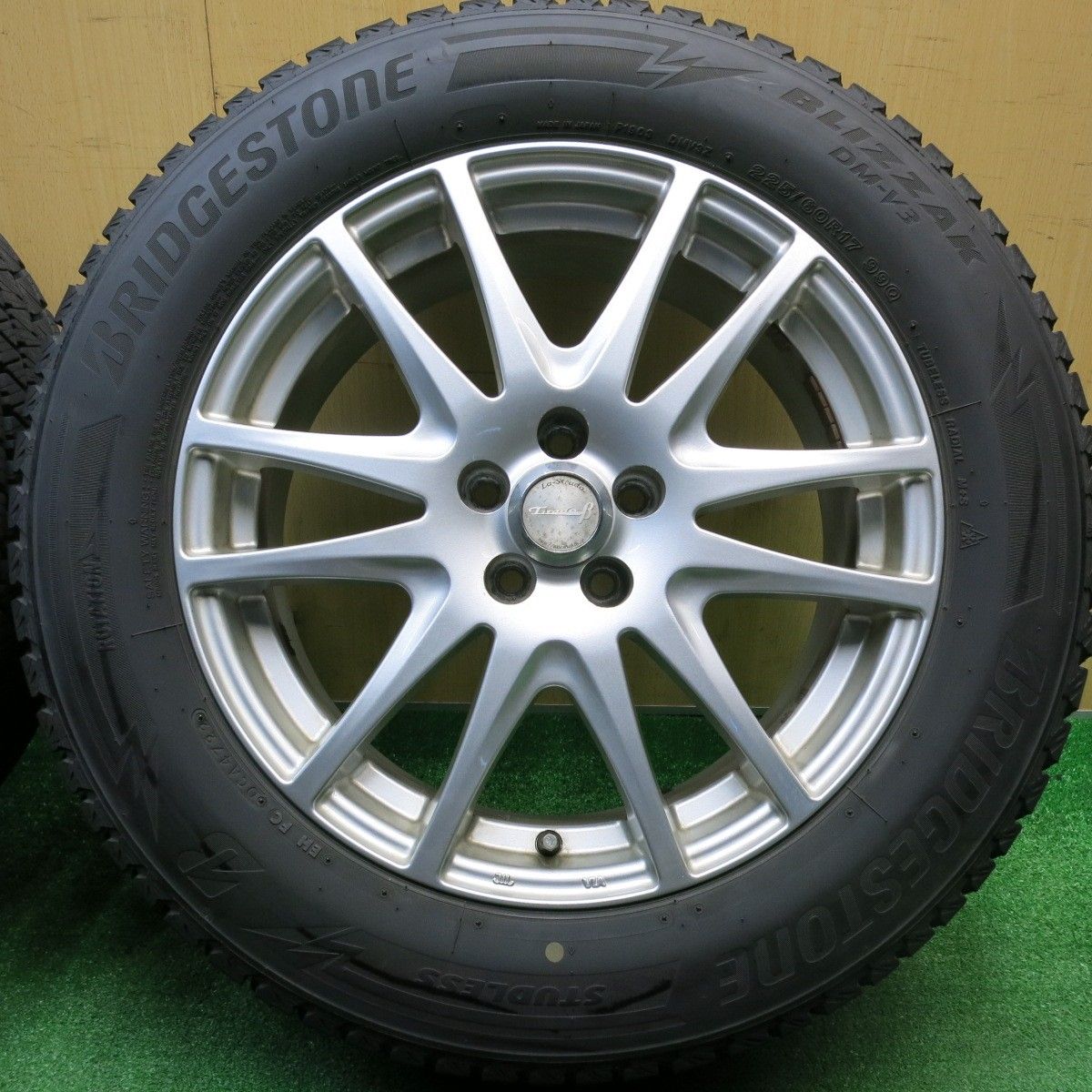 バリ溝!22年!9.5分☆フォレスター 等 225/60R17 スタッドレス バリ溝!22年!9.5分☆フォレスター 等 225/60R17 スタッドレス