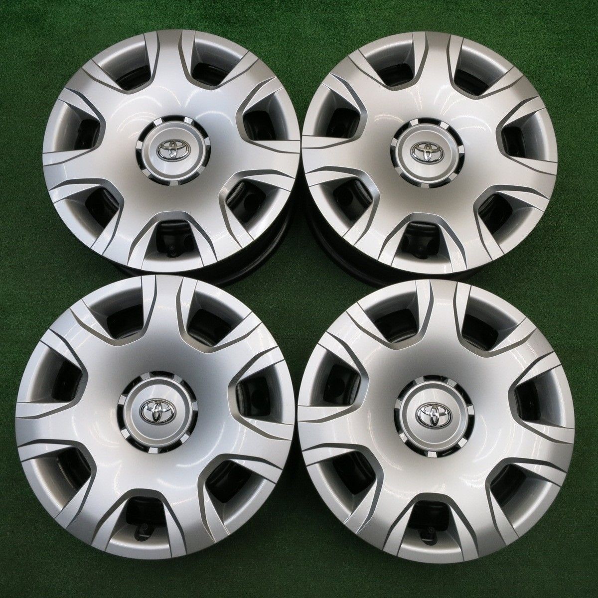 キレイ トヨタ 200系 ハイエース ホイール 15インチ 15 6 J PCD 139 7 H ホ