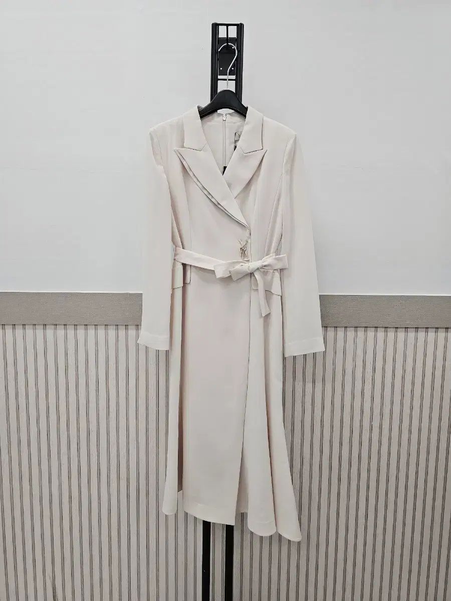 LYNN シグネチャー 装飾 LINE スリット KARA カラ ONE PIECE